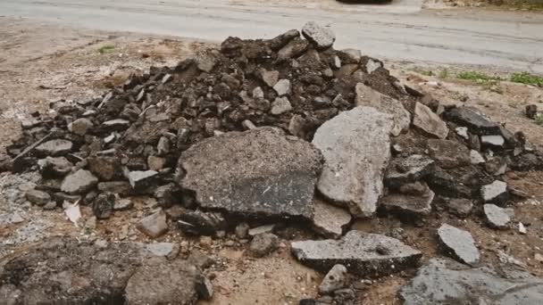 Kupa zburzonej powierzchni asfaltu na placu budowy. Roboty remontowe dróg — Wideo stockowe