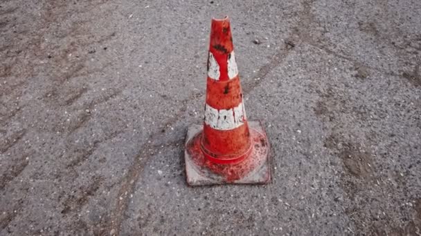 Cone de trânsito no asfalto, cone de trânsito danificado orbitando — Vídeo de Stock