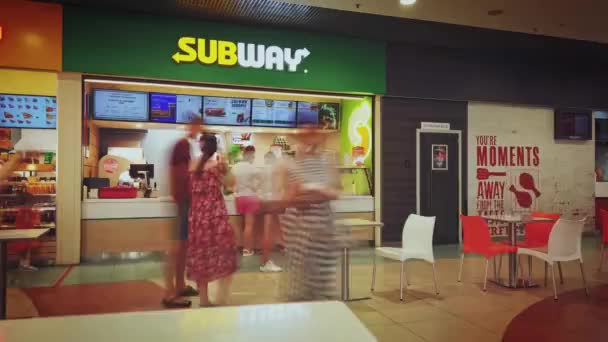 Astrakhan, Ρωσία - 26 Ιουνίου 2021: Το σάντουιτς του μετρό εξυπηρετεί τους πελάτες στο εμπορικό κέντρο Food-court timelapse shot — Αρχείο Βίντεο