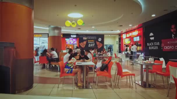 Astrakhan, Rusland - 26 juni 2021: Schot van een druk café in een winkelcentrum food-court, mensen allemaal beweging wazig timelapse shot — Stockvideo