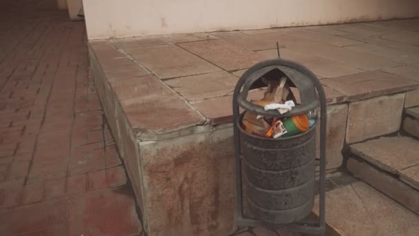Βρώμικος σκουπιδοτενεκές γεμάτος σκουπίδια στο γκέτο — Αρχείο Βίντεο