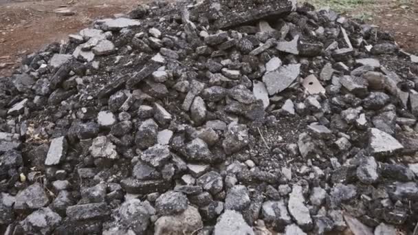 Road repair. Huge heap of demolished asphalt road surface in construction site moving in shot — Vídeo de stock