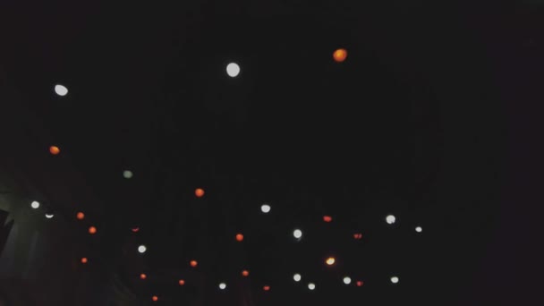 Jul Garland dekoration på mörk himmel bakgrund — Stockvideo
