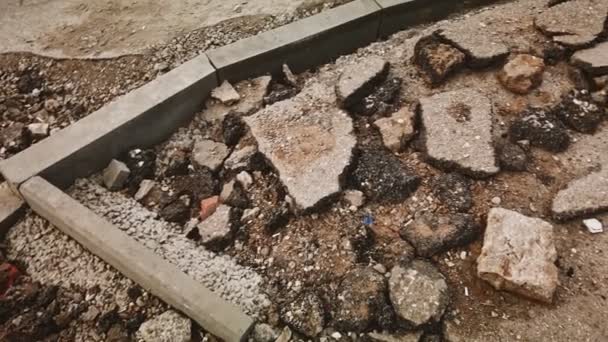 Road repair work. Installation of a new curb stone before laying the new asphalt. Above view. Road works — Vídeo de stock