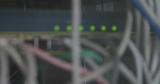 Zamazany serwer w stojaku z migającymi światłami, transmisja danych z połączenia sieciowego — Wideo stockowe