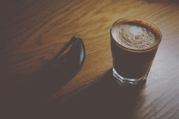 Copo Café Mesa Madeira Com Óculos Sol Que Encontram Perto — Fotografia de Stock