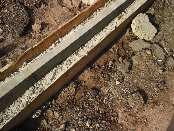 Straßensanierung Neuer Bordstein Eingebaut Und Mit Beton Fixiert Kopierraum — Stockfoto