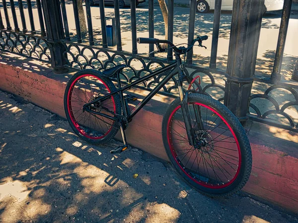 Городской Транспорт Черный Велосипед Припаркованный Металлического Забора Современный Велосипед Замковой — стоковое фото