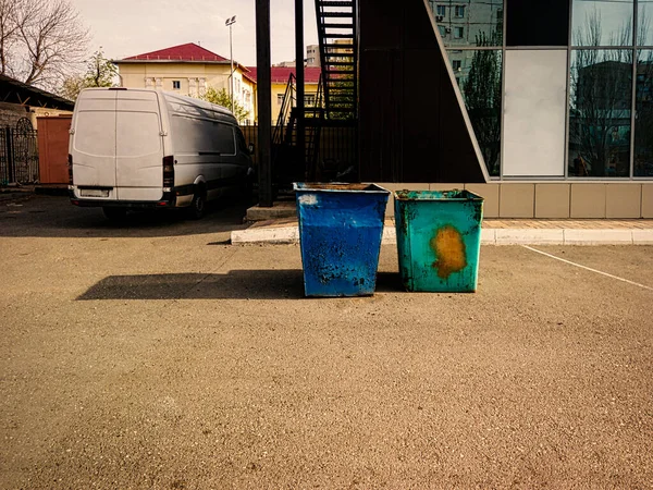 Trash Dumpsters Rusty Dustbins Full Litter Office Building New Commercial — Stock Photo, Image