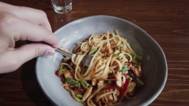 Çatallı Udon Asya makarnası yemek, üst görünüm, bulanık yakın çekim geçiş