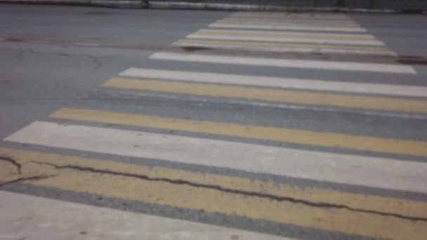 Chodec zebra přechod v Rusku potřebuje opravit — Stock video