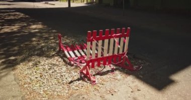 Yol işçileri tabelasıyla yol kenarına çakıl döşedi. Yol onarılıyor.