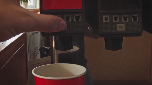 Fast food, omul toarnă băutură răcoritoare cola în ceașcă de hârtie — Videoclip de stoc