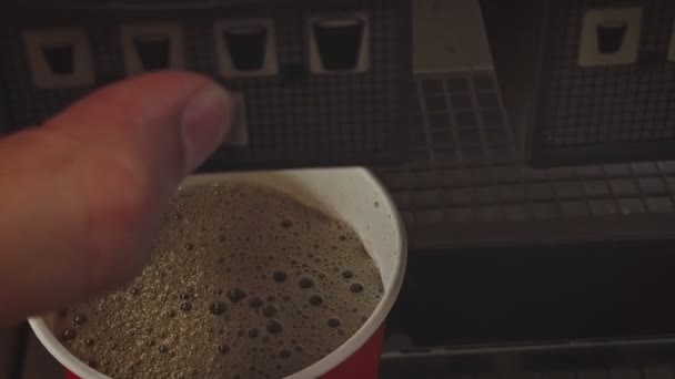 Sobre derramando refrigerante refrigerante cola em copo de papel usando a máquina — Vídeo de Stock