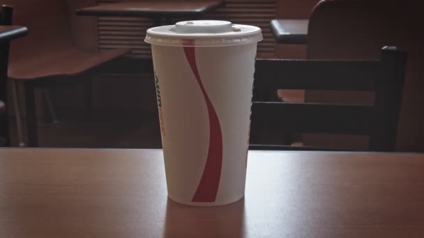 Astrachan, Rosja, 6 Jul. 2021: Dolly POV Paper cup z Coca-Colą Subway na stole — Wideo stockowe