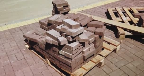 Pavage de dalles. Pierres de béton briques pour la chaussée du trottoir, carreaux de béton en pack ouvert. Dolly dans. — Video