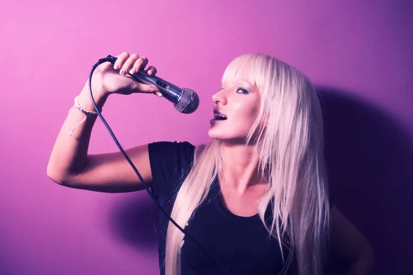 Side View Karaoke Singing Lady Black Shirt Pink Background — Stock Photo, Image