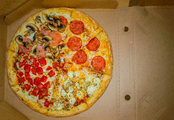 Frische Heiße Pizza Pappverpackung Draufsicht Mit Kopierraum — Stockfoto