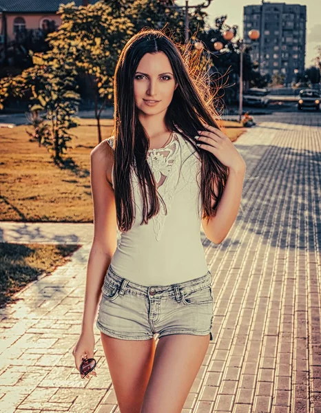 Joven Hermosa Dama Elegante Ropa Deportiva Posando Callejón Imagen Color — Foto de Stock