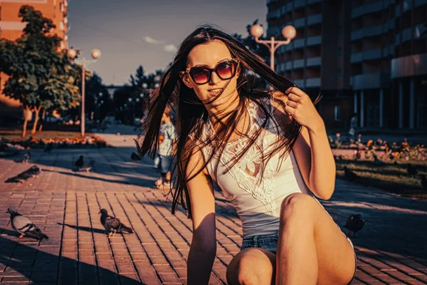 Jeune Femme Sportive Pose Assis Sur Une Ruelle Avec Des — Photo