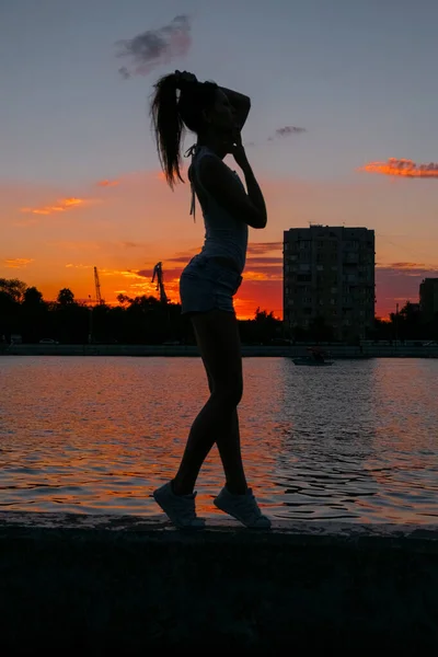 Glückliches Sportliches Mädchen Posiert Bei Sonnenuntergang Wasser Genießen Und Frische — Stockfoto