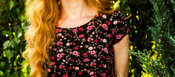 Face Shot Shoulders Redheaded Girl Posing Front Green Nature Colourful — Stock Photo, Image