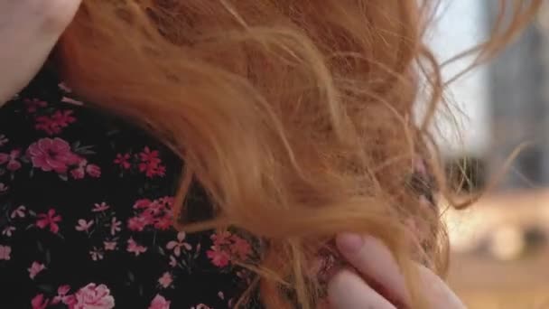 Крупный план волнистых рыжих волос на ветру на закате света. Свобода, расслабься — стоковое видео