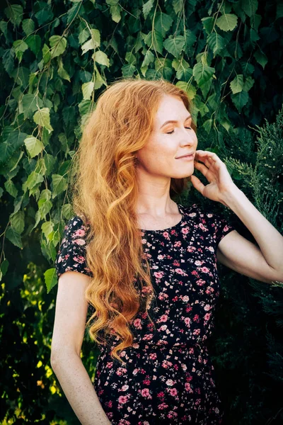 Portrait Une Belle Rousse Sérieuse Femmes Les Yeux Fermés Touchant — Photo