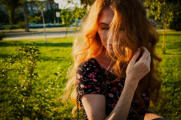 Verbazingwekkende Roodharige Dame Wind Veegde Haar Gezicht Met Gesloten Ogen — Stockfoto