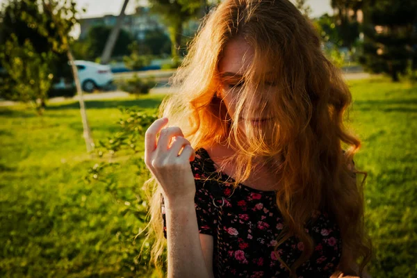 Pensativa Pelirroja Viento Barrido Pelo Cubriendo Cara Con Los Ojos — Foto de Stock