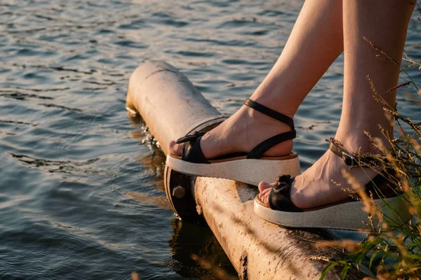 Meisjes Benen Rusten Pier Met Haar Voeten Geplaatst Roestige Pijp — Stockfoto