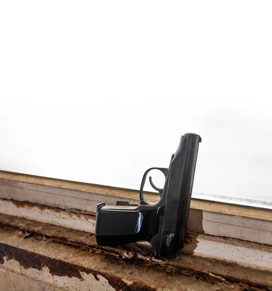 Όπλο Χειρός Τοποθετημένο Χρησιμοποιημένο Περβάζι Παραθύρου Αυτοάμυνα Κατά Του Εγκλήματος — Φωτογραφία Αρχείου