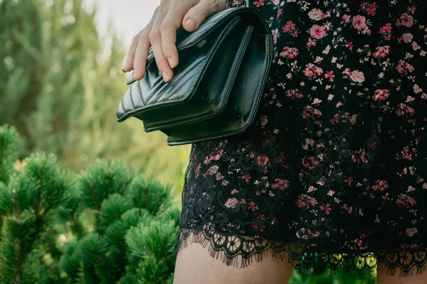 Yazlık Elbiseli Şık Bir Bayan Siyah Kiralık Çantasıyla Parkta Tek — Stok fotoğraf