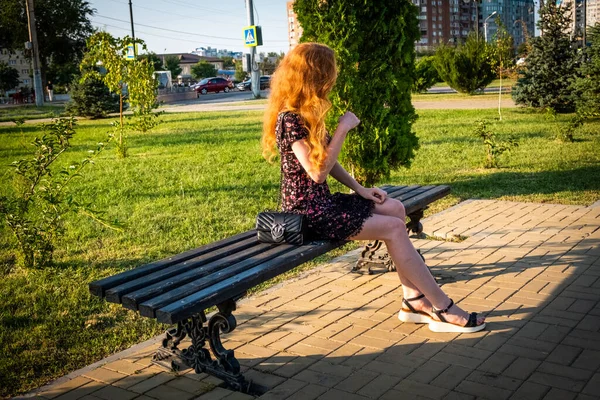 Señora Pelirroja Está Sentado Banco Del Parque Vestido Verano Moda —  Fotos de Stock