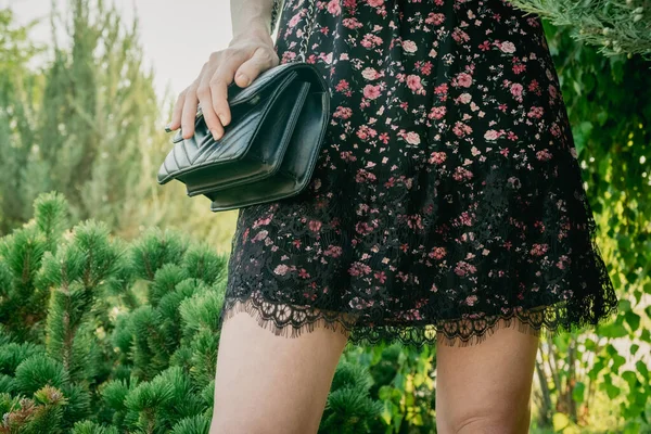 Stilvolle Dame Sommerkleid Spaziert Allein Park Mit Schwarzer Miethandtasche — Stockfoto