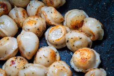 Kore usulü kızarmış börek Rusya 'da çok popüler bir yemektir..