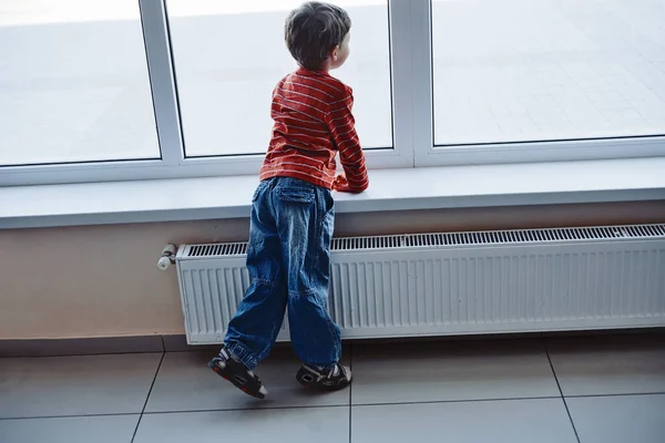 Cute Boy Waiting Airport Looking Window Enjoying Planes Arriving Rear — Stock Photo, Image