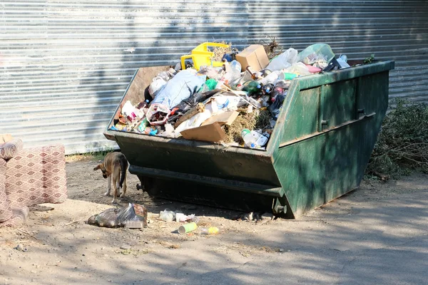 Lixeira cheia de lixo no bairro do gueto na Rússia — Fotografia de Stock