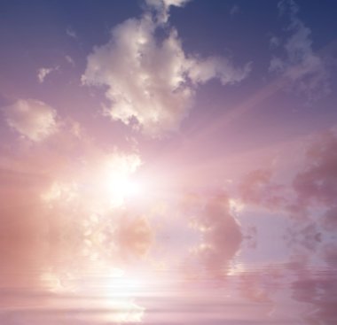 Denizin üzerinde gün batımı.