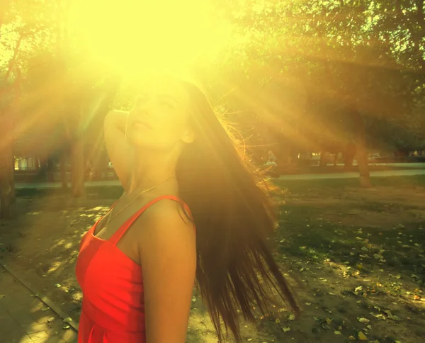 Mulher retroiluminada pelo sol — Fotografia de Stock