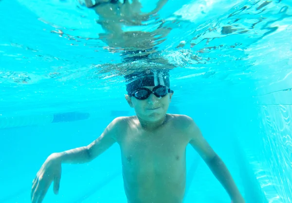 Ragazzo che nuota sott'acqua in googles — Foto Stock