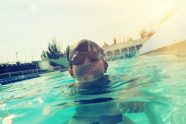 Menino nadar na piscina — Fotografia de Stock