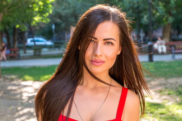 Young brunette woman outdoors — Stock Photo, Image