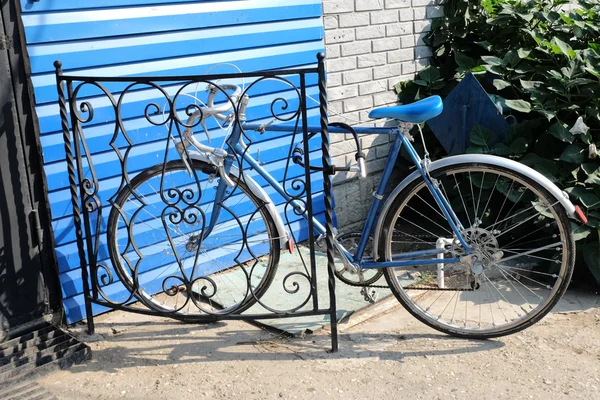 Городские велосипеды и стены из красного кирпича — стоковое фото
