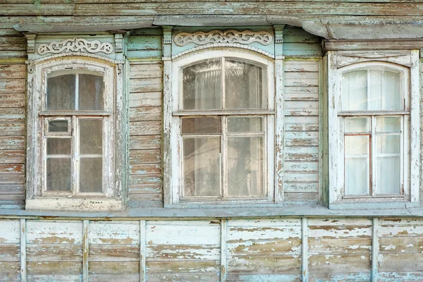 Starych okien drewnianych domu. — Zdjęcie stockowe