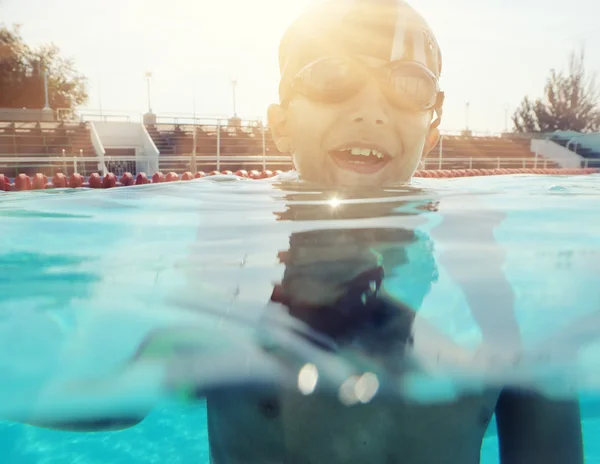 Menino nadar na piscina — Fotografia de Stock