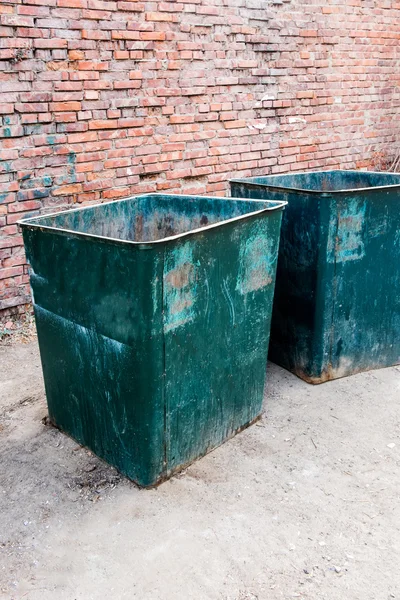 Twee groene Vuilbakken — Stockfoto