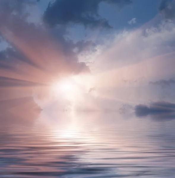 Strahlender Sonnenschein über dem Wasser — Stockfoto