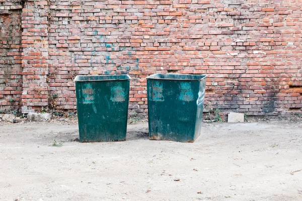 Dos cubos de basura verdes — Foto de Stock
