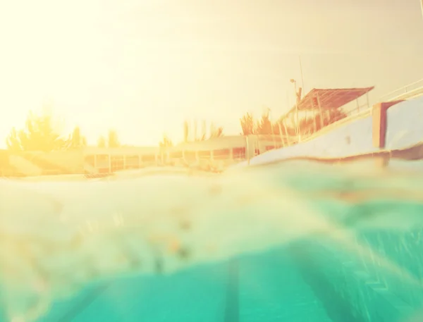 Mitad bajo el agua en la piscina —  Fotos de Stock